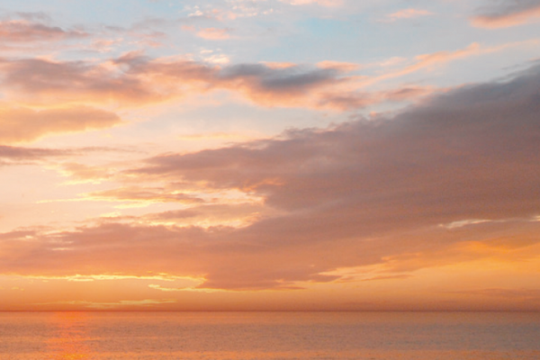 Morgenhimmel in Orange am Meer, hier steht Leitbild