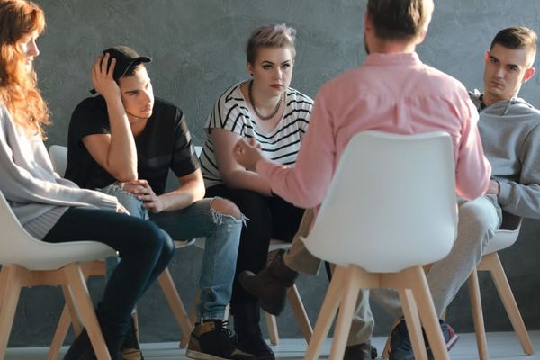 Menschen sitzen zusammen und unterhalten sich