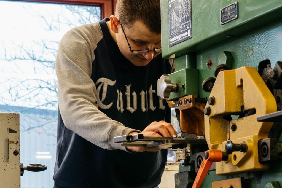 Metallbearbeitung an der Ständerbohrmaschine.