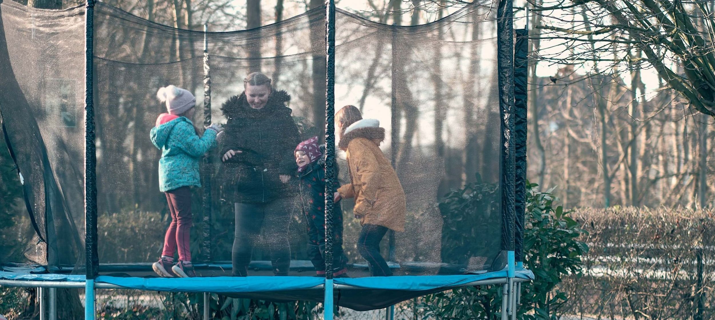 Kinder auf dem Trampolin