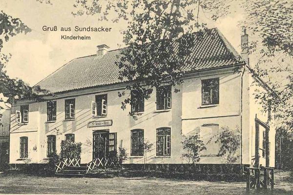 Postkarte mit der Aufschrift Gruß aus Sundsacker. Kinderheim