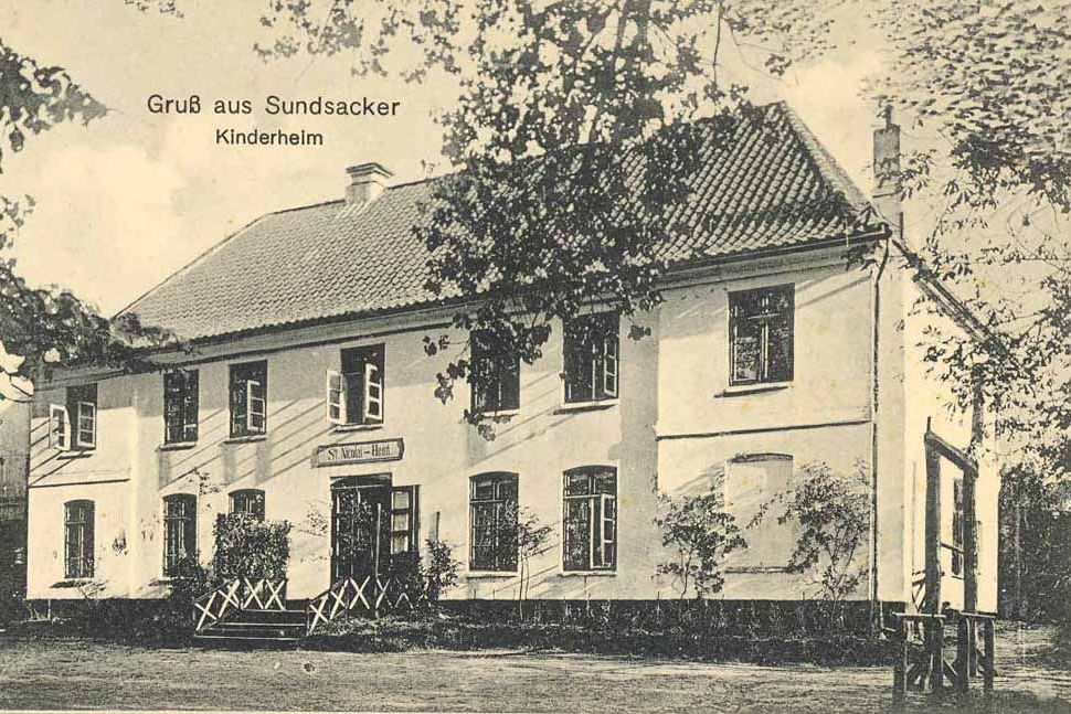 Postkarte mit der Aufschrift Gruß aus Sundsacker. Kinderheim