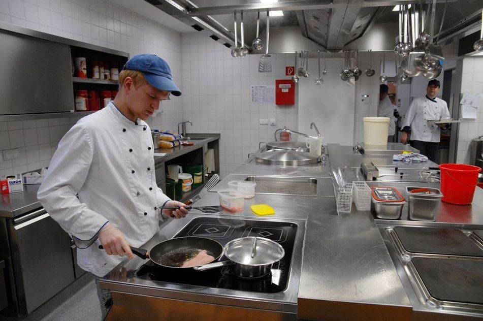 Menschen in der Küche beim Kochen