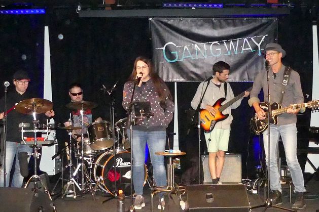 Das Foto zeigt die Band Gangway bei einem Auftritt in der Alten Maschinenhalle in Kappeln.