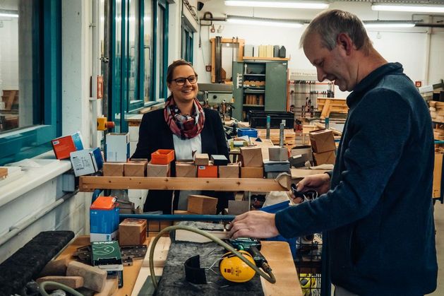 Menschen in der Werkstatt.