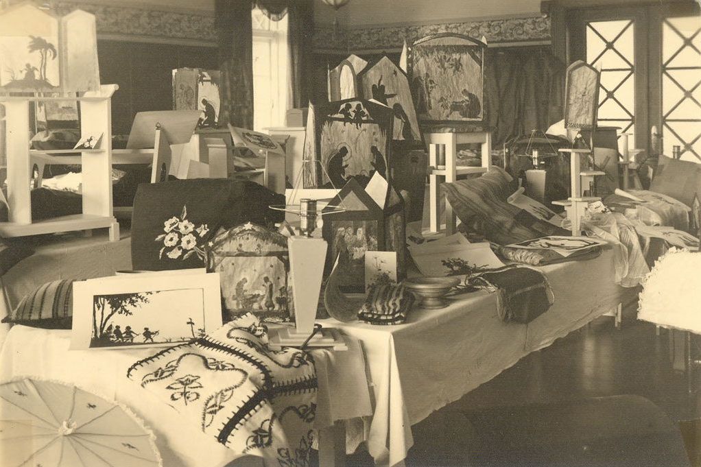 Handarbeiten aus dem St. Nicolaiheim um 1910