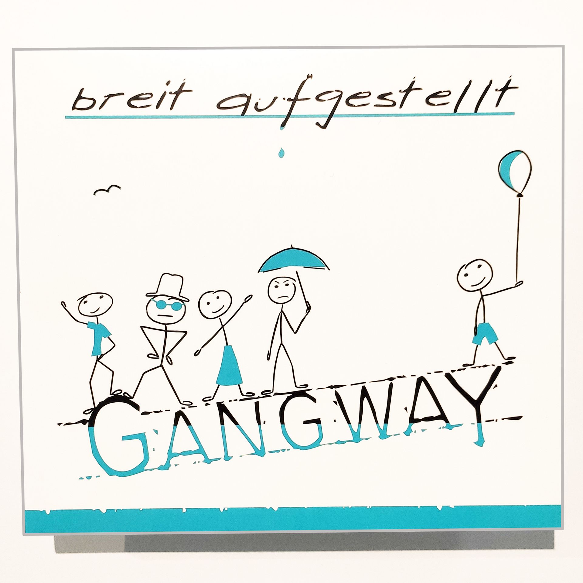 Das Foto zeigt das weiße Cover der neuen CD von Gangway mit dem Titel "breit aufgestellt". Cover der neuen Gangway CD,. Man sieht unter dem Titel der CD „breit aufgestellt“ 5 gezeichnete Figuren in hellblau und schwarz auf dem Gangway Logo stehend.