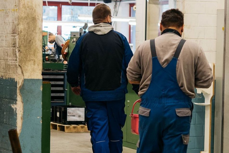 Zwei Personen in der Werkstatt.