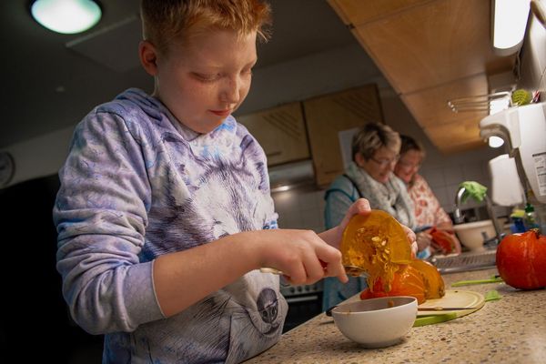 Kinder beim Essen vorbereiten