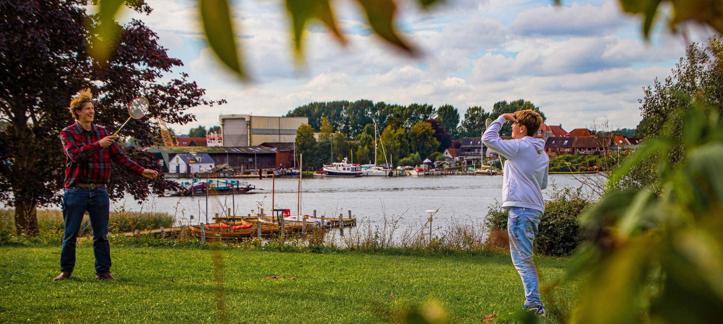 Beim Federballspielen mit Blick auf die Schlei