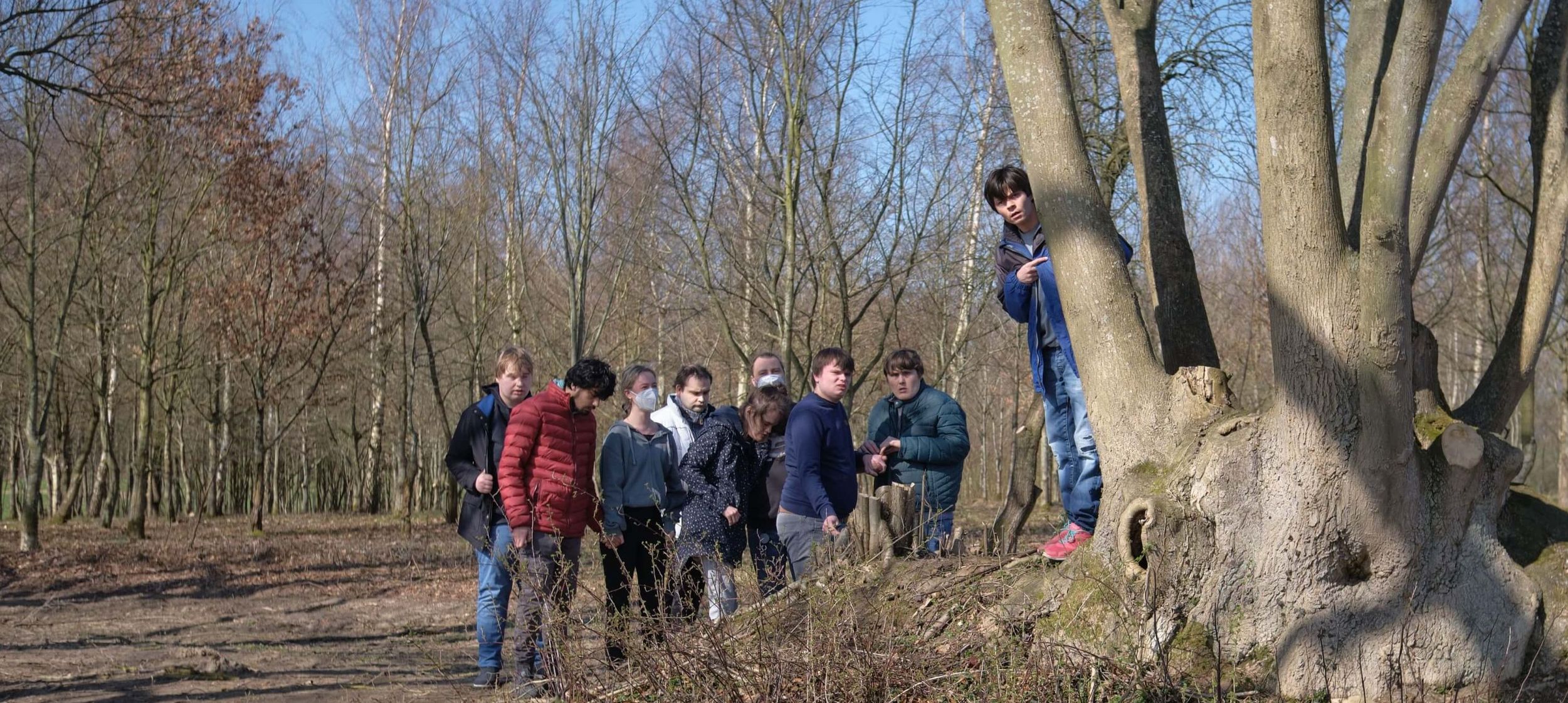 Eine Gruppe macht einen Waldspaziergang.