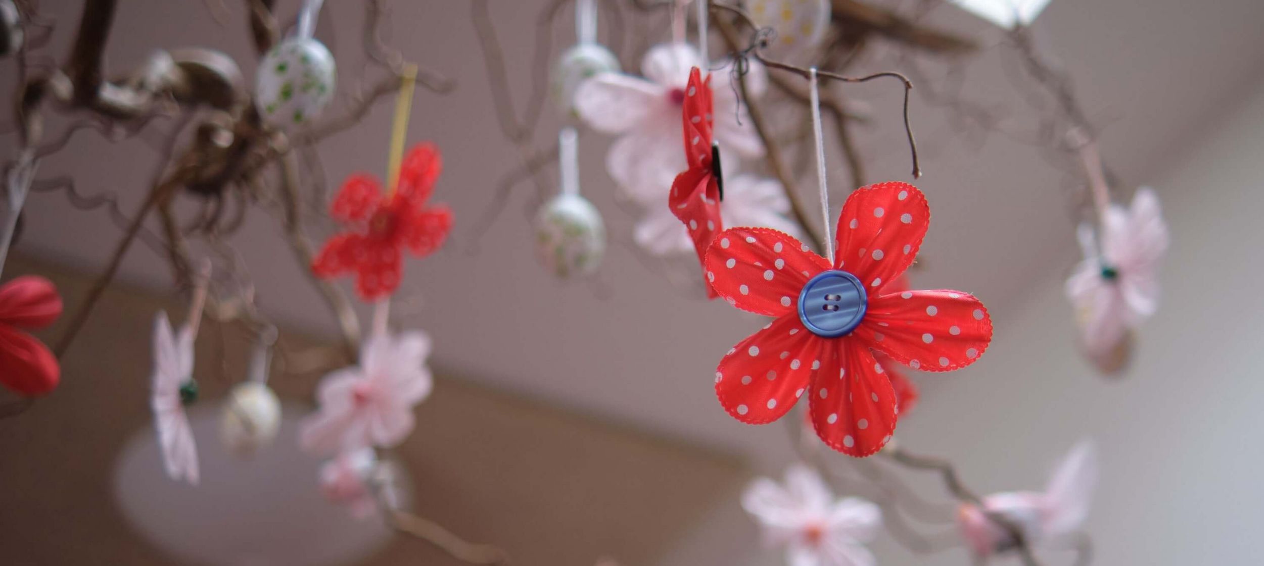 Deckenmobile mit Blumen an einem Zweig