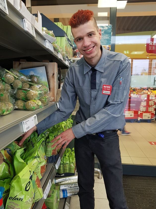 Eine Person arbeitet im Supermarkt