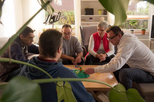 Menschen beim Spielen im gemeinsamen Wohnzimmer