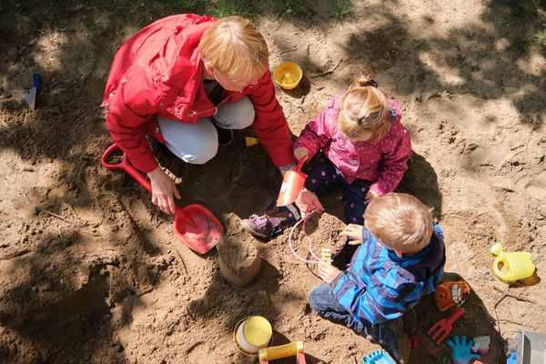 im Sand spielen