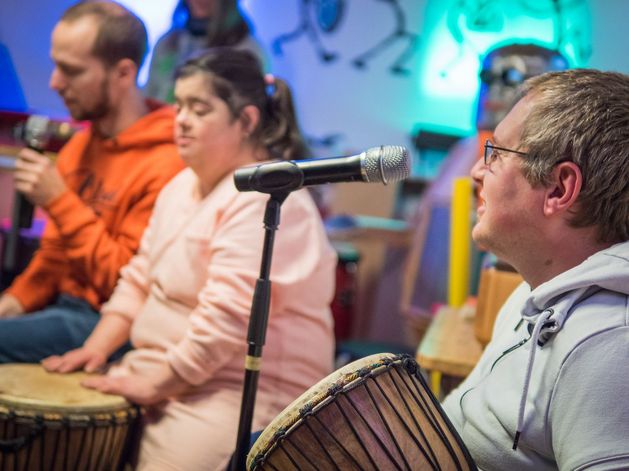 Menschen musizieren gemeinsam.