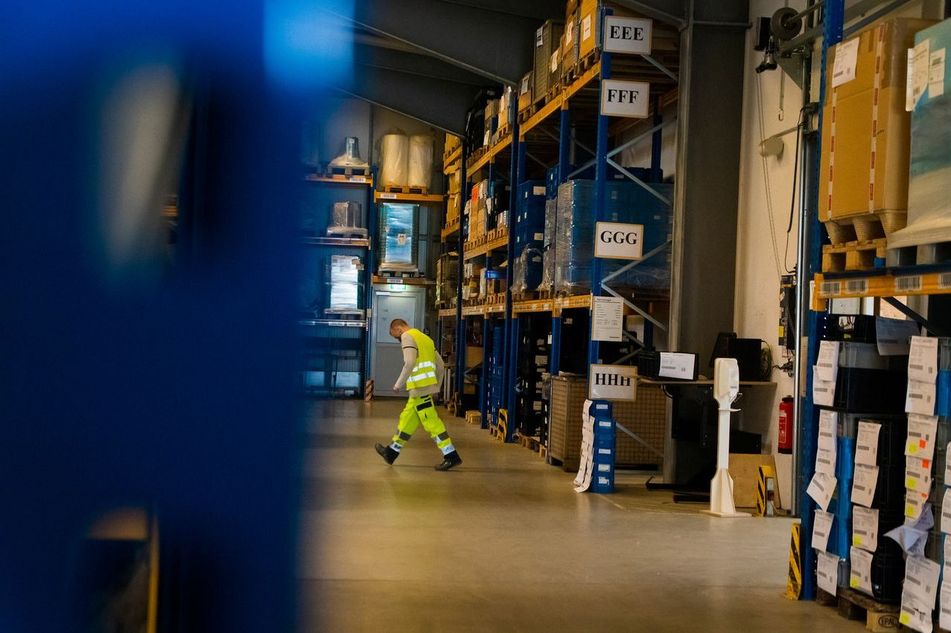 Eine Person in einer Lagerhalle in Bewegung.